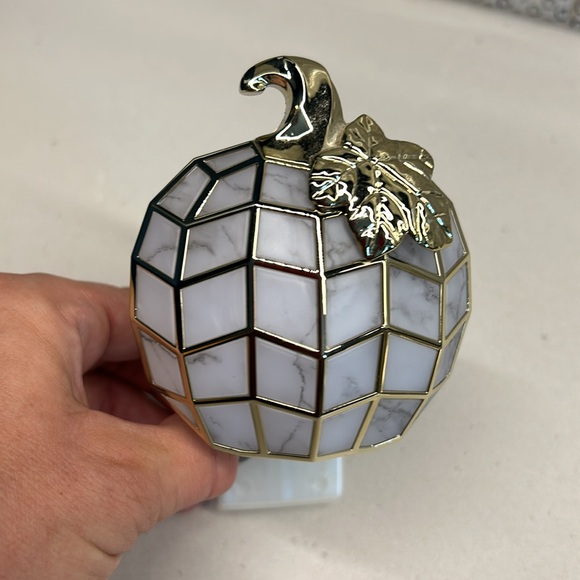 Bath & Body Wallflower Marbled Pumpkin Plug Diffuser 🎃 - Picture 3 of 7